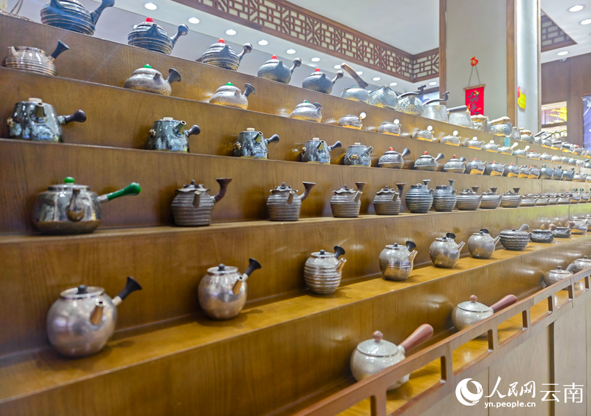 8新华村一家银器店里的各类银器。人民网记者 符皓摄